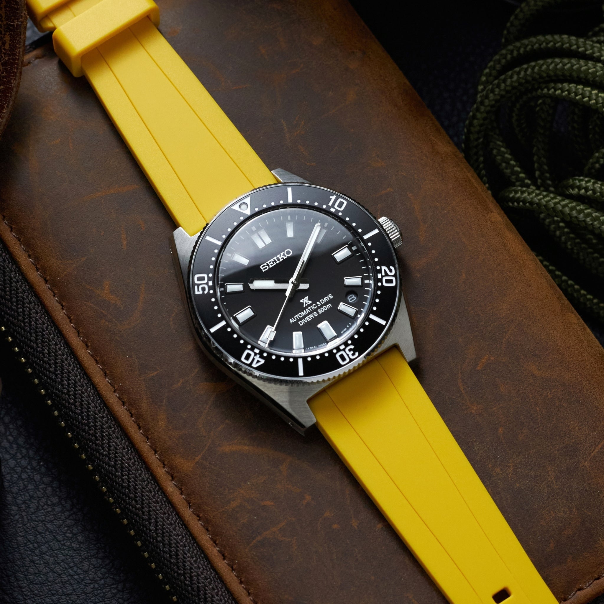 Straight FKM Rubber Strap – Universal Fit – Yellow (20mm / 22mm / 24mm) - Helvetus