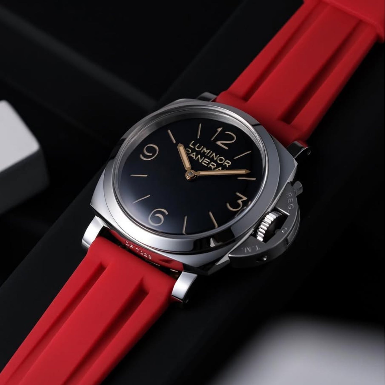 PANERAI OFFICINE ラバーベルト 赤 Panerai Officine Red Rubber Strap (24mm X 21mm). 24mm | Gray & Sons