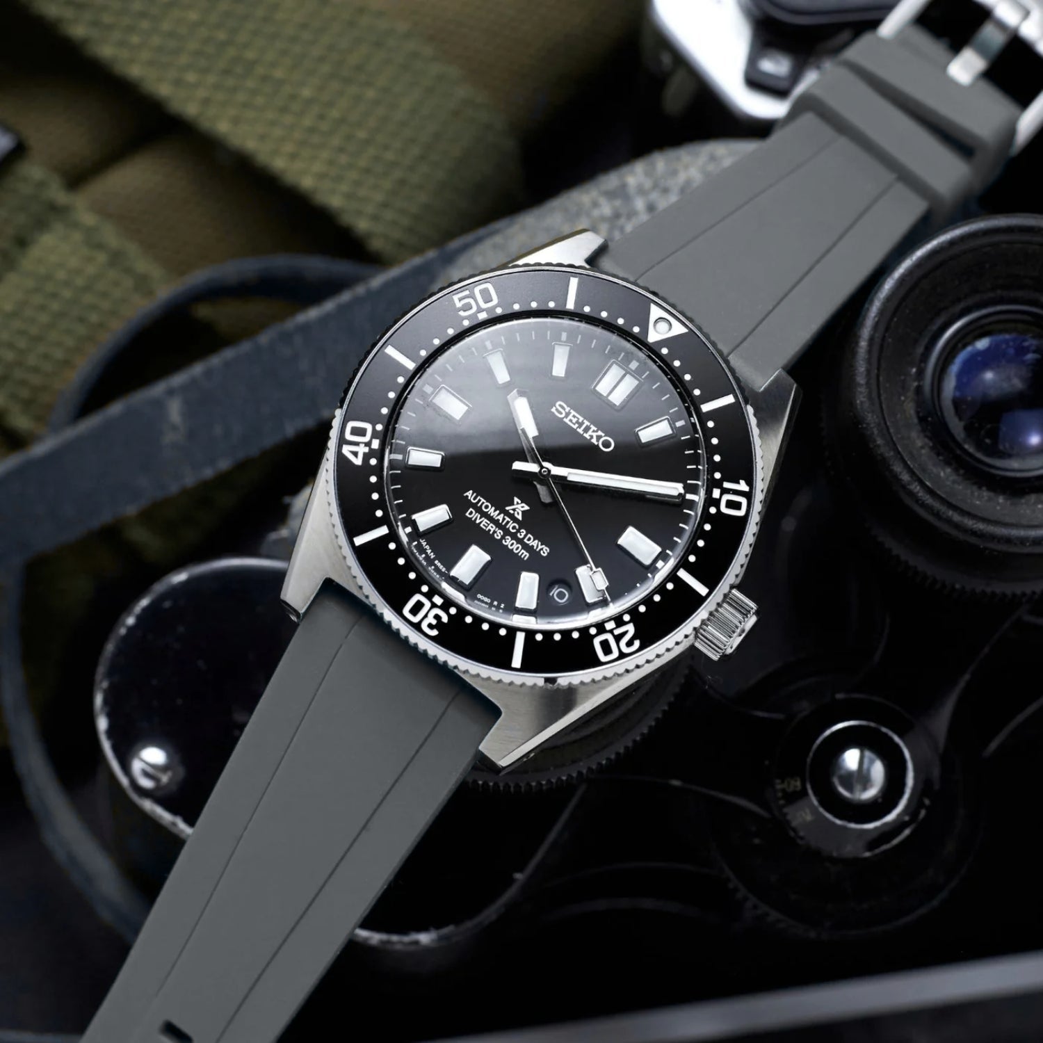 Straight FKM Rubber Strap – Universal Fit – Grey (20mm / 22mm / 24mm) - Helvetus